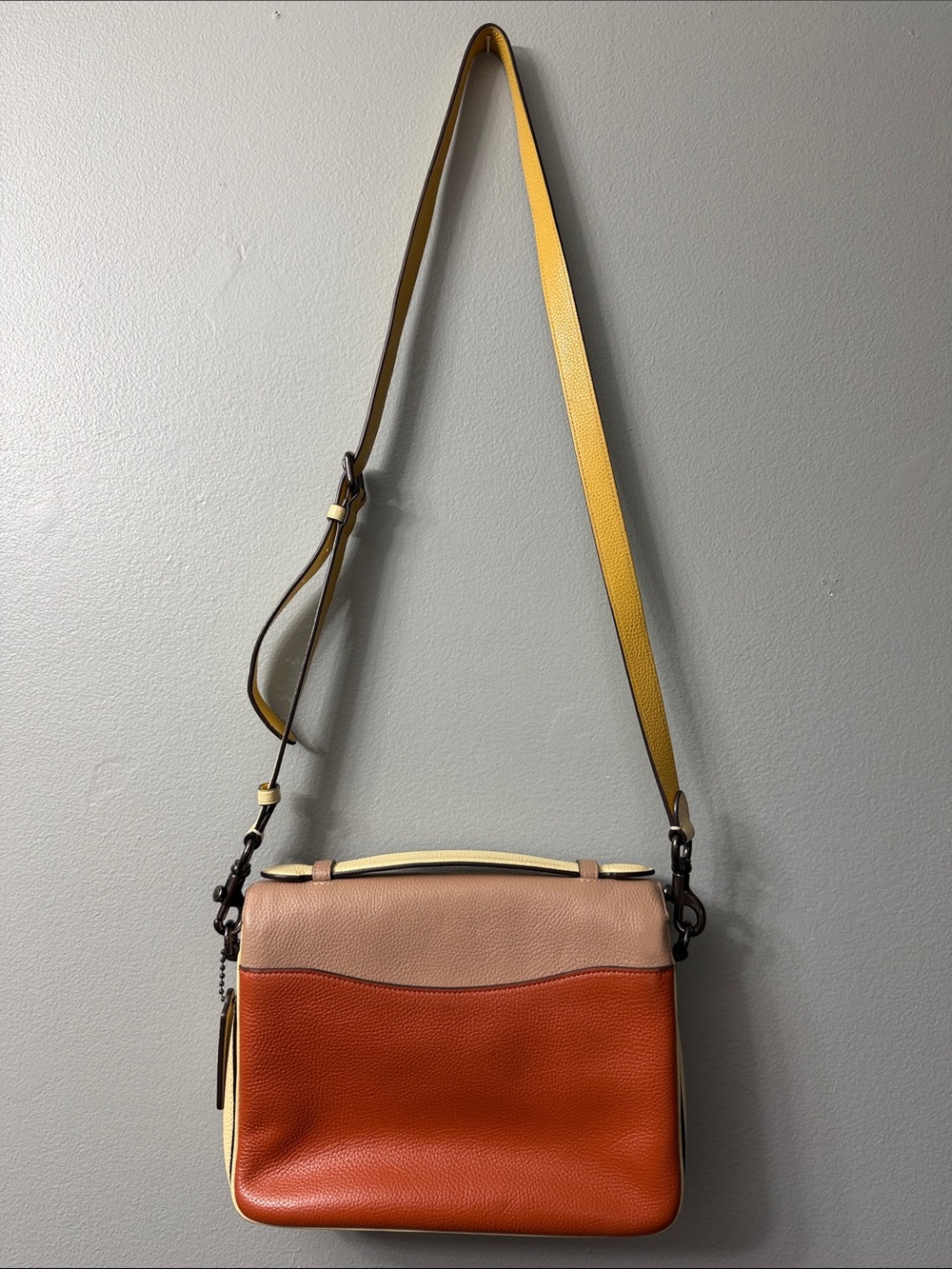 Coach Cassie Crossbody in a colorblock leather design turn-lock closure - Picture 7 of 9
